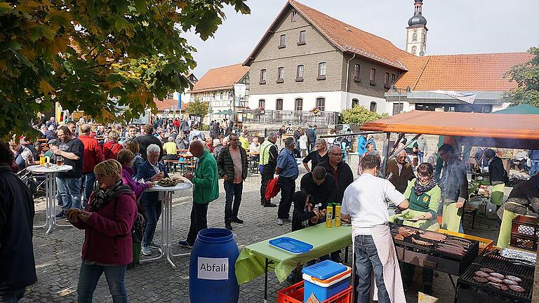 Gut besucht war der Bauern- und Kunsthandwerkermarkt in Oberelsbach, der erstmals in Kooperation mit der Ökomodellregion durchgeführt wurde.