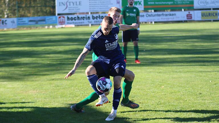 Dampfachs zweifacher Torschütze Adrian Hatcher (vorne) schirmt den Ball vor dem Forster Patrick Schmid ab.