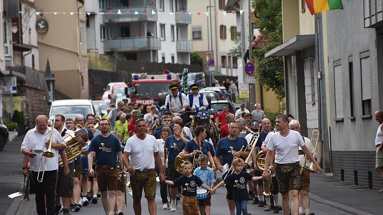 Ein buntes Bild bot der traditionelle Brauereieinzug bei den Frammersbacher Festtagen.