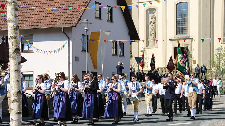 Festzug von der Kirche zum Festgelände beim neuen Feuerwehrhaus       -  Festzug von der Kirche zum Festgelände beim neuen Feuerwehrhaus