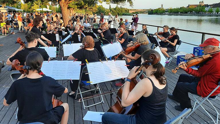 Das Konzert des Streichorchesters 2023 am Stadtbalkon mit „Opera meets musical“.