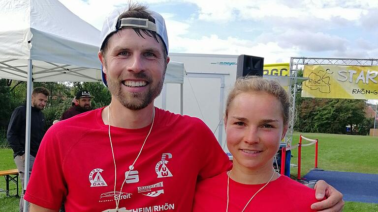 Alexander Dietz (links) und Maja Betz vom SC Ostheim freuen sich über ihre unterfränkischen Meistertitel im Traillauf. Alexander Dietz (links) und Maja Betz vom SC Ostheim freuen sich über ihre unterfränkischen Meistertitel im Traillauf.