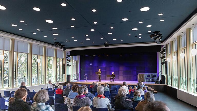 Zahlreiche Menschen warfen am Samstag einen Blick in die neugestalteten Räume des sanierten Mozart-Areals in Würzburg.