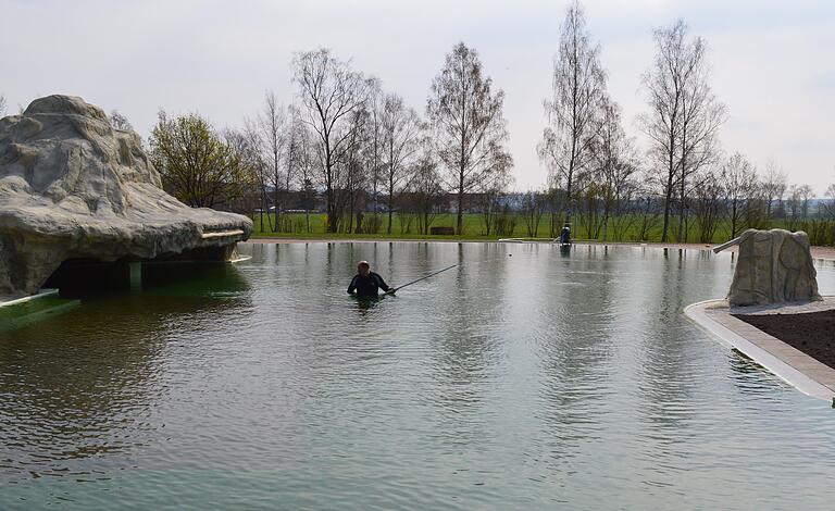 Anfang April: Der nun prall gefüllte Heilwassersee wird kurz vor der Eröffnung noch einmal gereinigt.