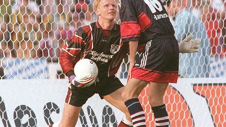 Obwohl er 16 Gegentreffer kassierte, war das DFB-Pokalspiel gegen den FC Bayern München (rechts Dietmar Hamann) das schönste Erlebnis in der Torhüter-Karriere von Peter Hofmann.Foto (Archiv): Anand Anders Obwohl er 16 Gegentreffer kassierte, war das DFB-Pokalspiel gegen den FC Bayern München (rechts Dietmar Hamann) das schönste Erlebnis in der Torhüter-Karriere von Peter Hofmann.Foto (Archiv): Anand Anders