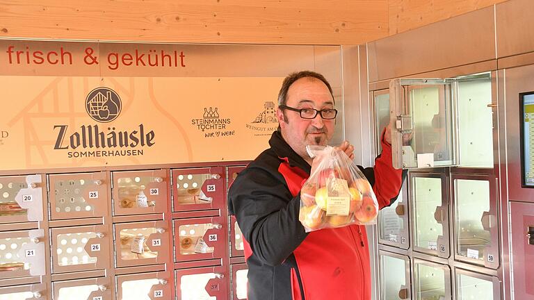 Frisches Obst, Gemüse und kühlen Wein gibt's rund um die Uhr im Sommerhäuser 'Zollhäusle', das Obstbauer Günter Hassold gemeinsam mit drei weiteren Selbstvermarktern betreibt. Frisches Obst, Gemüse und kühlen Wein gibt's rund um die Uhr im Sommerhäuser 'Zollhäusle', das Obstbauer Günter Hassold gemeinsam mit drei weiteren Selbstvermarktern betreibt.