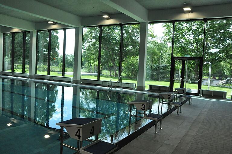Die große Glasfront der Schwimmhalle bietet einen schönen Blick auf den begrünten Außenbereich. Die neu angelegte Liegewiese ist über zwei eingebaute Glastüren erreichbar. Die große Glasfront der Schwimmhalle bietet einen schönen Blick auf den begrünten Außenbereich. Die neu angelegte Liegewiese ist über zwei eingebaute Glastüren erreichbar.