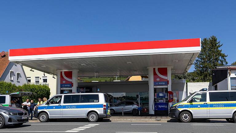 Nach einem bewaffneten Raubüberfall auf eine Tankstelle in Uettingen hat die Polizei jetzt einen Tatverdächtigen festgenommen. Nach einem bewaffneten Raubüberfall auf eine Tankstelle in Uettingen hat die Polizei jetzt einen Tatverdächtigen festgenommen.