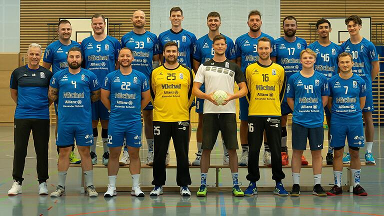 Die Mannschaft des Handball-Bezirksoberligisten MHV 09 Schweinfurt, hinten (v.l.): Felix Landgraf, Patrick Wilm, Sören Bernt, Cornelius Bitsch, Christian Fey, Simon Zwiazek, Patryk Iwaniak, Omar Mohamed Kamaleldin Fahim, Maxim Liaparavorne. Vorne (v.l.):  Achim Baudys (Mannschaftsverantwortlicher), Jan Scholich, Luis Vollert, Sascha Bolz, Christopher Früh (Trainer), Lukas Fiedler, Lucas Sofus, Christian Völker. Es fehlen: Moritz Moder, Bjarke Pohlmann, Meulan Zllanoga, Matteo Nanke, Volker Wilm (Betreuer).