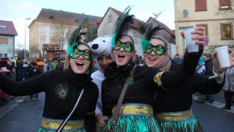 Der Faschingszug der Narren in Thulba im Landkreis Bad Kissingen findet alle zwei Jahre statt. Der Faschingszug der Narren in Thulba im Landkreis Bad Kissingen findet alle zwei Jahre statt.