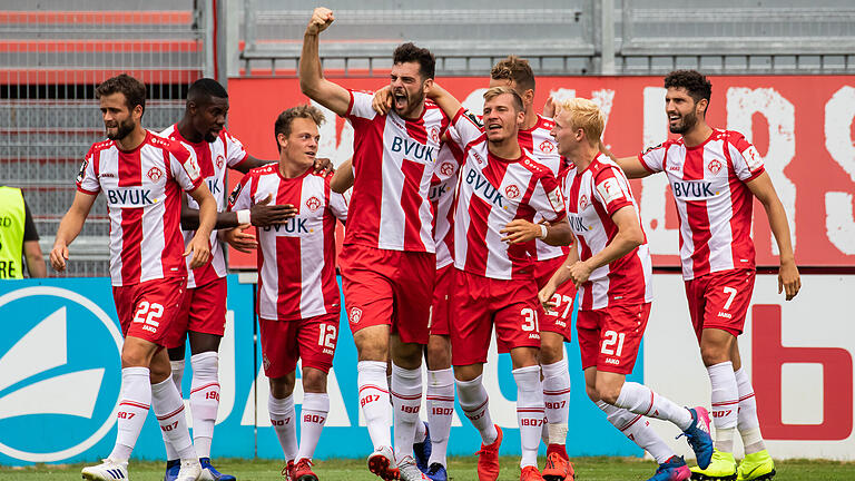 Jubel bei den Rothosen: die Kickers freuen sich mit Torschütze Luca Pfeiffer über dessen Treffer zum 1:0