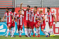 Jubel bei den Rothosen: die Kickers freuen sich mit Torschütze Luca Pfeiffer über dessen Treffer zum 1:0