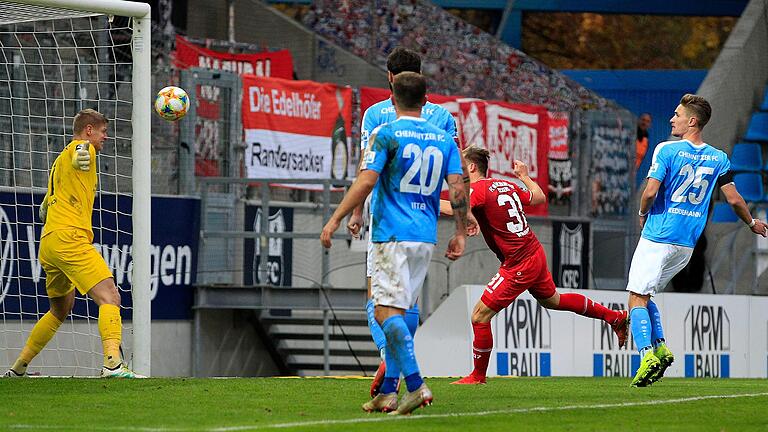 Die Siegchance vergeben: Dominik Widemnn (rotes Trikot) köpft kurz vor Schluss dem Chemnitzer Keeper Jakub Jakubov den Ball aus kurzer Distanz an den Kopf.