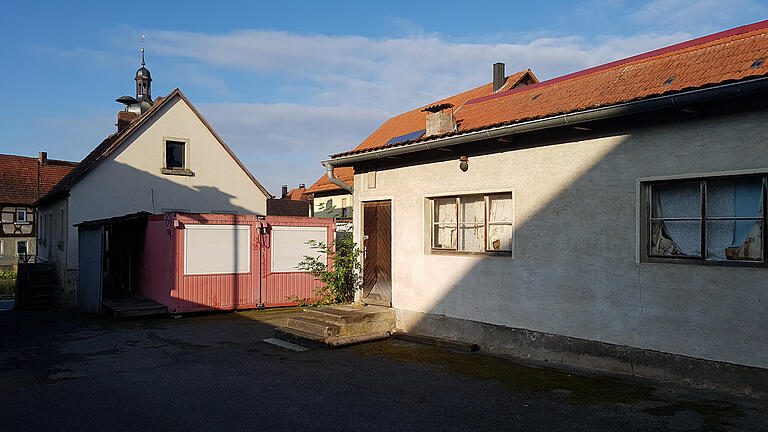 Hinter dem alten Rathaus in Wettringen (links) hat die Jugend in Containerbauweise (rot) ihren Treff eingerichtet. Auch das ehemalige Gefrierhaus (rechts) wird für Vereinszwecke genutzt.