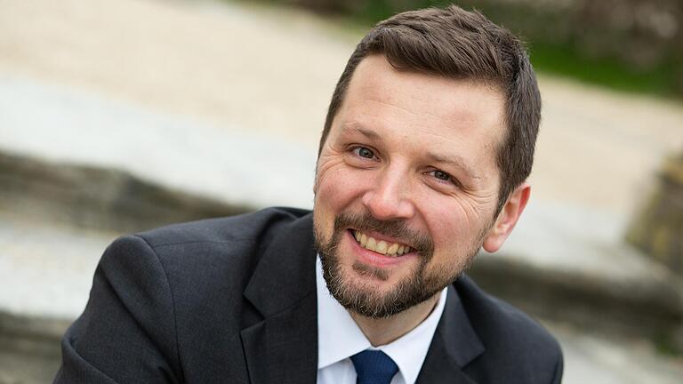 Frank Wissmann arbeitet freiberuflich als Knigge-Trainer und Meditationslehrer in Würzburg.