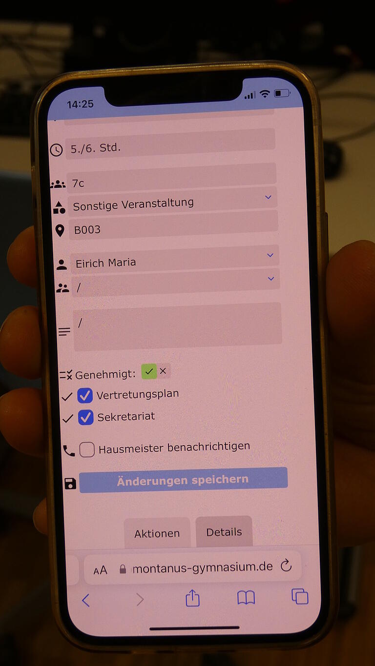 Das 'Digitale Fahrtenbuch', das Nikolas Finke und Moritz Merkel für das Regiomontanus-Gymnasium entwickelt haben, erspart der Schulleitung viel Arbeit und Papier. Das 'Digitale Fahrtenbuch', das Nikolas Finke und Moritz Merkel für das Regiomontanus-Gymnasium entwickelt haben, erspart der Schulleitung viel Arbeit und Papier.