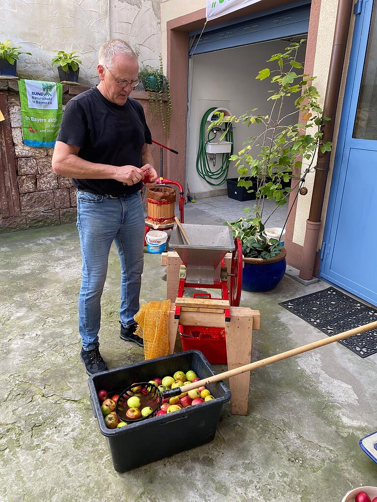 Saatmarkt mit Schleppertreffen in Remlingen. Mehr als 40 Verkaufsstände und viel Informationen in den bunt geschmückten Höfen und Gassen Saatmarkt mit Schleppertreffen in Remlingen. Mehr als 40 Verkaufsstände und viel Informationen in den bunt geschmückten Höfen und Gassen