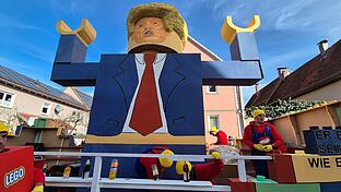 Donald Trump hatte als Lego-Figur seinen Auftritt beim Faschingszug in Poppenlauer.