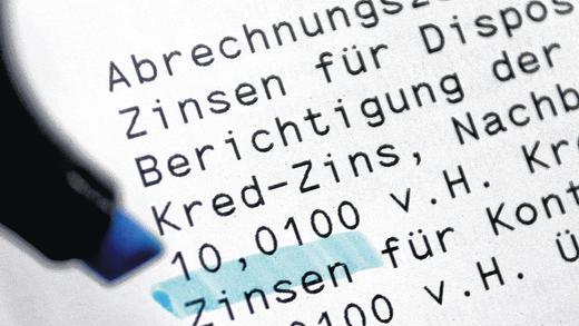 Gegen dauerhafte Dispo-Nutzung: Hohe Dispo- und Überziehungszinsen sind Verbraucherschützern schon lange ein Dorn im Auge. Nun spricht sich erstmals ein Topbanker dafür aus, die Nutzung des Dispos zeitlich zu begrenzen.