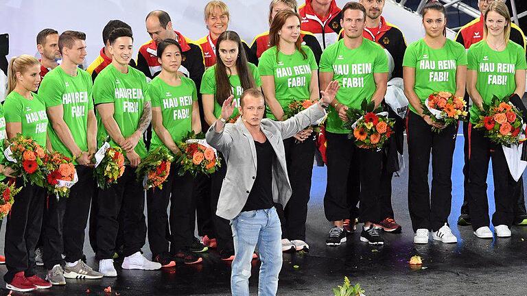 &bdquo;Hau rein, Fabi!&rdquo;       -  Turner Fabian Hambüchen (M) wird bei der Stadiongala aus dem Nationalteam verabschiedet. Foto: Maurizio Gambarini