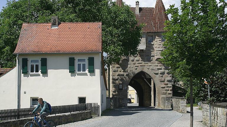 Iphofen, das ist an allen Ecken und Enden historische Baukultur. Mehr als 30 Jahre Stadtsanierung haben auch am Einersheimer Tor ihre Spuren hinterlassen.