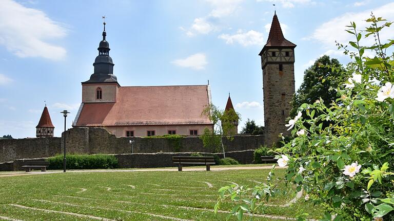 Heiraten vor historischer Kulisse: Das Gelände um und an der Kirchenburg in Ostheim wurde zum Trauort gewidmet.