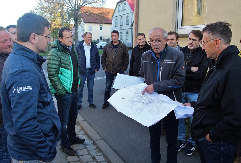 Die Neugestaltung der Ortsdurchfahrt war eines wichtigsten Themen beim Ortstermin in Mönchstockheim mit Planer Peter Bittel (mit Planungskarte), dem Örtlich Beauftragten Matthias Sahlmüller (links) und Reiner Väth (rechts) vom Amt für Ländliche Entwicklung.