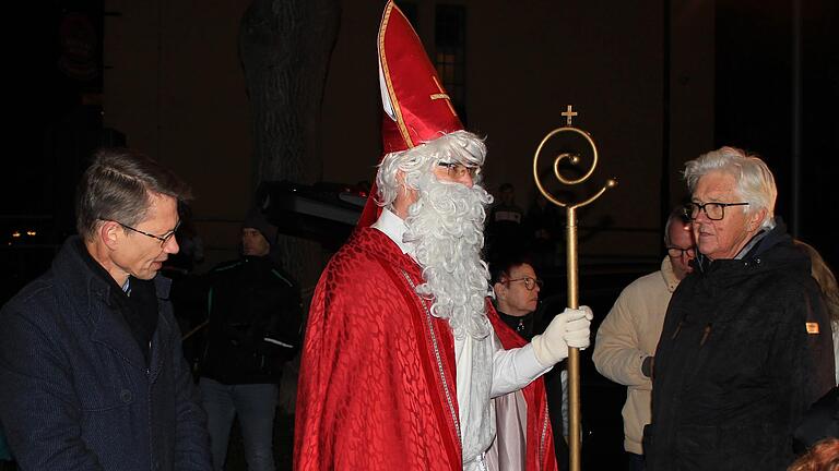 Der Nikolaus im Gespräch mit dem Vorsiten des der Siedlergemeinschaft Günter Hoffelner und Oberbürgermeister Sebastian Remele.