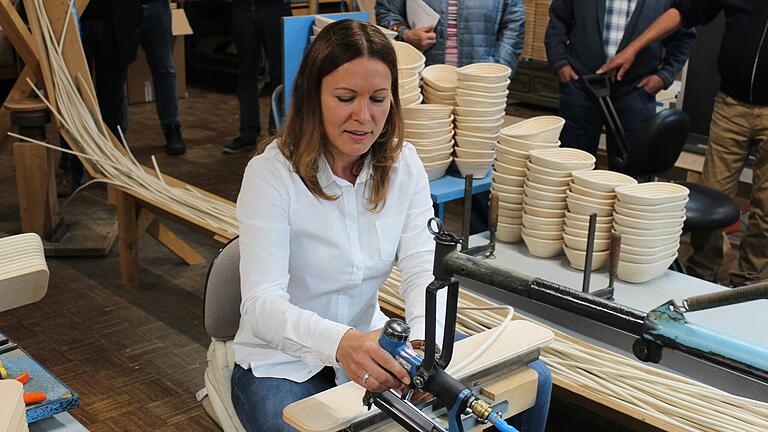 Nah am Produkt und der Fertigung: Maria Birnbaum-Kaiser kennt sich mit den Maschinen in der Produktion aus. Hier wird das Peddingrohr auf den Erlenboden geschossen. (Archivbild Wolfgang Heß)