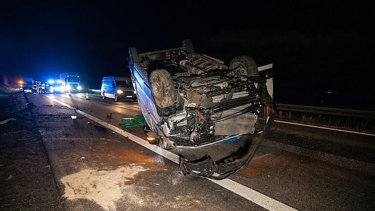 Unfall auf der Maintalautobahn: Ein Sprinter überschlug sich nach einem Zusammenstoß beim Überholen eines Lkw.