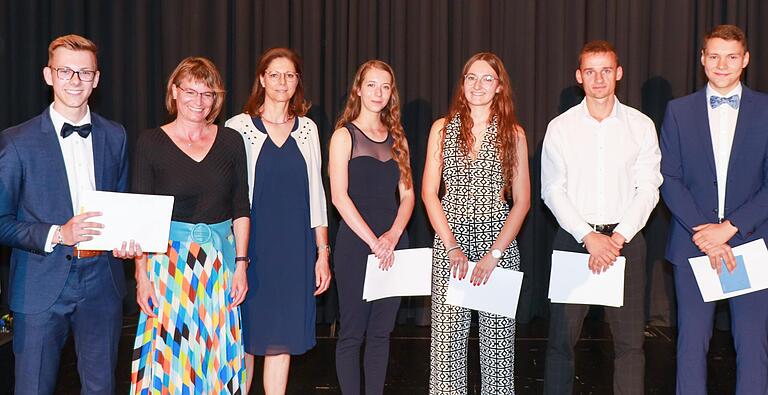 Jahrgangsbeste, von links: Lars Moschnitschka (FW12a 1,0), Vorsitzende des Elternbeirats Andrea Winkler, Vorsitzende des Elternbeirats Michaela Dürner, Melanie Reifschneider (FT12b – 1,1), Tina Hofmann (FIW12a – 1,2), Clemens Neubert (FW12b – 1,2), Julian Poeschl (FW12b – 1,0).