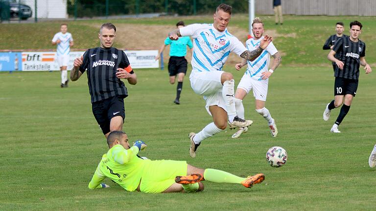 Rettung in höchster Not: Karlburgs Torwart Marvin Fischer-Vallecilla (links, daneben Teamkollege Marvin Schramm) kann gerade noch klären, so dass der Dampfacher Adrian Hatcher nicht mehr an den Ball kommt.