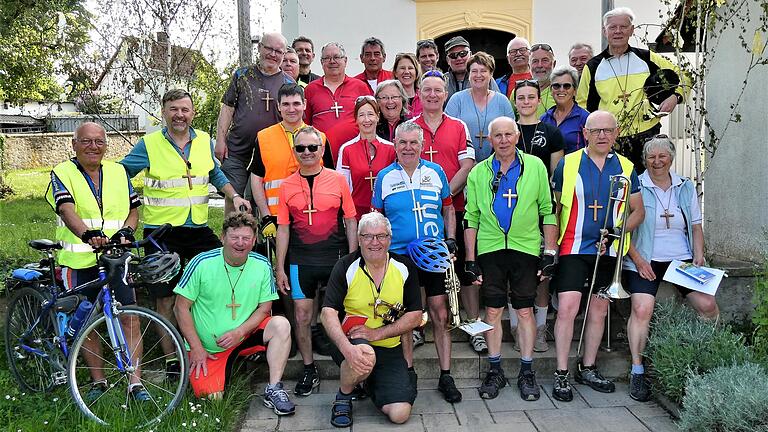 Ein Höhepunkt des KAB-Jahres 2022: die Fahrradwallfahrt nach Vierzehnheiligen. 32 Personen nahmen daran teil, das Bild zeigt die Teilnehmer nach dem Schlusssegen in der Gernacher St. Aegidius-Kirche.