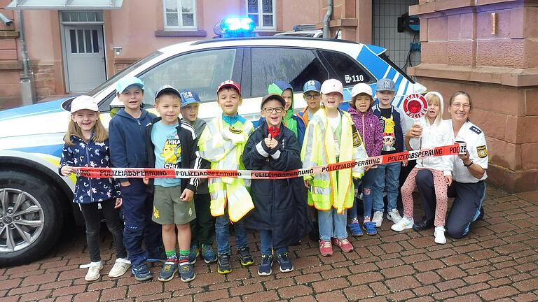 Die Vorschulkinder des Röttbacher Kindergartens besuchen die Polizei in Marktheidenfeld.