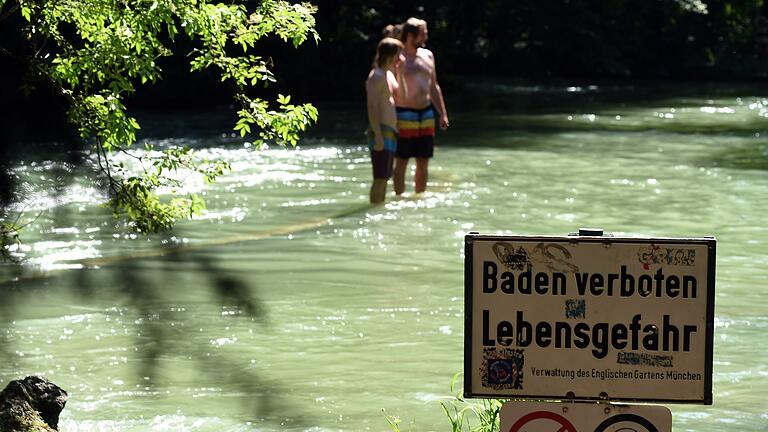 Sommerwetter im Englischen Garten       -  Im Eisbach ist das Baden verboten. Nun hat sich ein junger Mann im Wasser schwer verletzt. (Symbolbild)