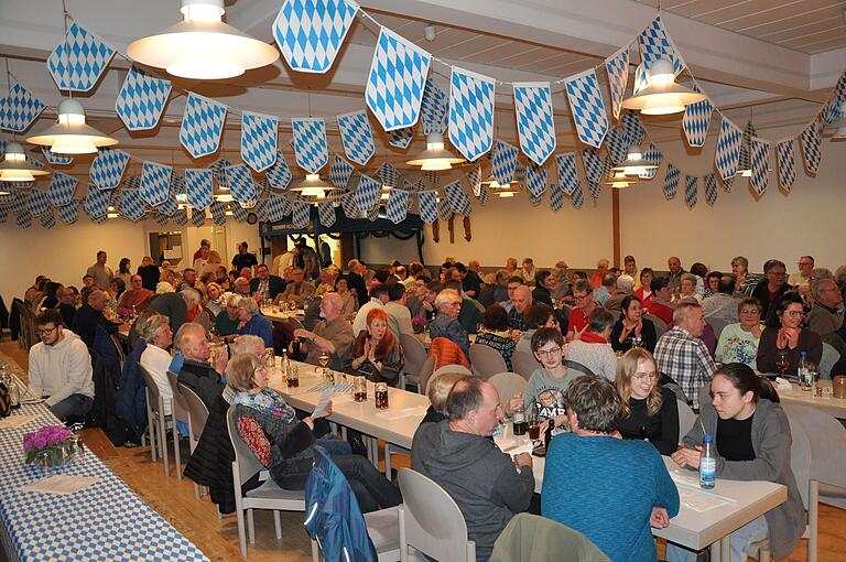 Die Besucherinnen und Besucher kamen zahlreich zum Starkbierfest im Pfarrsaal.