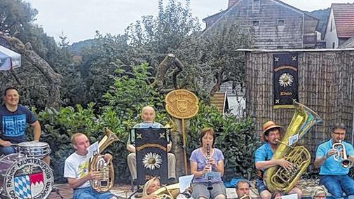 Kaltes Wasserkonzert       -  (me)   Auch die Rhöner Musikkapelle Oberweißenbrunnn hat an der umlaufenden &bdquo;Cold Water Challenge&ldquo; teilgenommen. Wie Vorsitzender Ewald Vorndran berichtete, wurde die Kapelle von der Blaskapelle Rhöner Schwung zu diesem &bdquo;nun sagen wir mal Blödsinn&ldquo; nominiert. &bdquo;Hat aber doch recht viel Spaß gemacht.&ldquo; Mallorca in Oberweißenbrunn &ndash; mit viel Phantasie ist viel möglich. Die Rhöner Musikkapelle hat nun ihrerseits die Musikkapelle Mühlbach, die Musikkapelle Gauaschach und die Stadtkapelle Gersfeld für ein kaltes musikalisches Bad nominiert. Na dann, frohes Freischwimmen.