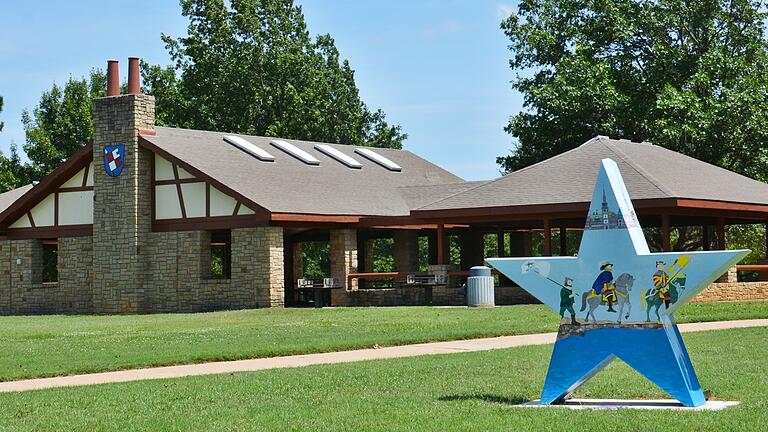 In Bad Königshofens Partnerstadt Arlington/Texas erinnern der Bad Königshofen-Park, das Bad Königshofen Family-Aquatic-Center und vieles mehr an die Städtepartnerschaft. Diese besteht 2021 genau 70 Jahre und  gehört zu den ältesten Partnerschaften Deutschlands mit Amerika, die nach dem Zweiten Weltkrieg entstanden sind