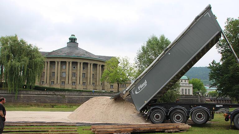 Unterhalb der Ludwigsbrücke und gegenüber dem Regentenbau laufen die Vorbereitungen für die diesjährige Saison. Foto: Charlotte Wittnebel-Schmitz       -  Unterhalb der Ludwigsbrücke und gegenüber dem Regentenbau laufen die Vorbereitungen für die diesjährige Saison. Foto: Charlotte Wittnebel-Schmitz