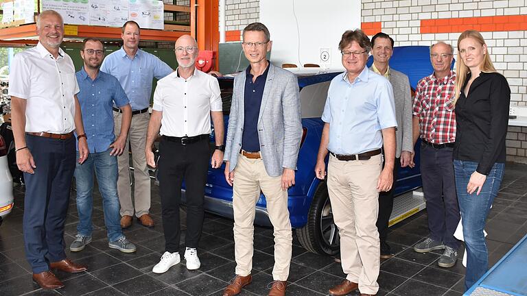 Im Bild (von links): Schulleiter Matthias Paul, Fachlehrer Simon Manger, Fachbereichsleiter Rolf Hoffmann, Amtsleiter René Gutermann, OB Sebastian Remelé, Referent Jürgen Montag, Sachgebietsleiter Andreas Adelmann, Fachlehrkraft Gerald Makowski, stellv. Schulleiterin Marina Heinelt. Im Bild (von links): Schulleiter Matthias Paul, Fachlehrer Simon Manger, Fachbereichsleiter Rolf Hoffmann, Amtsleiter René Gutermann, OB Sebastian Remelé, Referent Jürgen Montag, Sachgebietsleiter Andreas Adelmann, Fachlehrkraft Gerald Makowski, stellv. Schulleiterin Marina Heinelt.