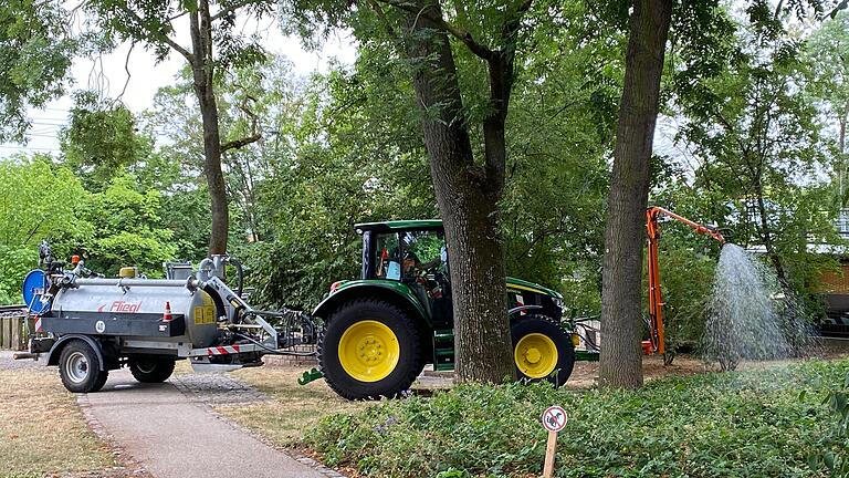 Mit drei Wasserfass-Fahrzeugen kümmern sich die Mitarbeiterinnen und Mitarbeiter des Servicebetriebs Bau &amp; Stadtgrün um die Bäume im Schweinfurter Stadtgebiet. Das Exemplar im Bild ist das zweitgrößte und fasst 6000 Liter Wasser, das in 90 Prozent aller Fälle dem Main entnommen wird.