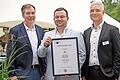 Joachim Hein, Gregor Weyland und Holger Fries (von links) freuten sich über die IHK-Ehrenurkunde.       -  Joachim Hein, Gregor Weyland und Holger Fries (von links) freuten sich über die IHK-Ehrenurkunde.