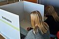 Schülerinnen der Realschule in der Wahlkabine.