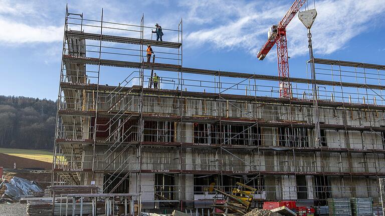 Untergeschoss und Erdgeschoss sind schon in Beton gegossen. Jetzt errichten die Bauarbeiter die Gerüste für das nächste Stockwerk.