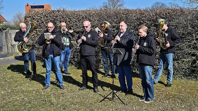 Gedenken an verstorbene Mitglieder im alten Friedhof Höchberg. Gedenken an verstorbene Mitglieder im alten Friedhof Höchberg.