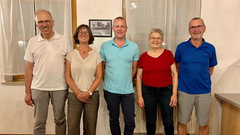 Johannes Wegner (von links) gab den Vorsitz ab. Der neue Vorstand besteht aus Susanne Ziegler, Thorsten Ort, Helga Bub und Friedel Bayer. - Johannes Wegner (von links) gab den Vorsitz ab. Der neue Vorstand besteht aus Susanne Ziegler, Thorsten Ort, Helga Bub und Friedel Bayer. Johannes Wegner (von links) gab den Vorsitz ab. Der neue Vorstand besteht aus Susanne Ziegler, Thorsten Ort, Helga Bub und Friedel Bayer. - Johannes Wegner (von links) gab den Vorsitz ab. Der neue Vorstand besteht aus Susanne Ziegler, Thorsten Ort, Helga Bub und Friedel Bayer.