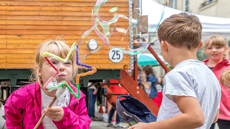 Ochsenfest       -  Trotz des immer mal wieder einsetzenden Regens tummeln sich am Samstag (10.09.22) etliche Menschen auf dem Ochsenfest in der Altstadt von Ochsenfurt. Auch die Jüngsten haben an dem Nachmittag ihren Spaß.