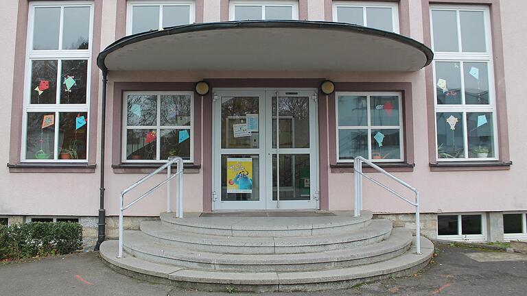 Die Grundschule am Lülsfelder Weg in Gerolzhofen fällt in einigen Jahren der Abrissbirne zum Opfer. Die Regierung sieht einen Neubau im Vergleich zur Bestandssanierung als wirtschaftlicher an, der jetzige Altbau sei zudem 'in vielerlei Hinsicht nicht zukunftsfähig'.