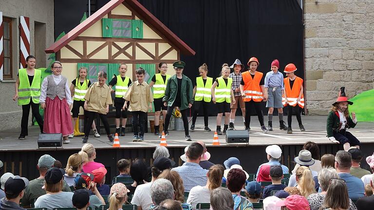 Das Musicalprojekt des Jungen Theaters und der Grundschule Röttingen steht am Muttertag auf der Bühne der Burg Brattenstein auf dem Programm.