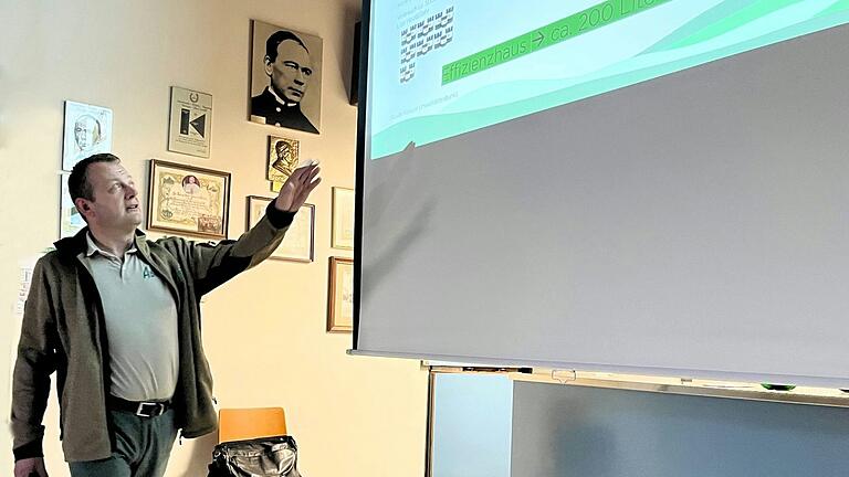 Artur Braun von der Firma Adites bei seiner Präsentation zum Thema 'Wie heizen wir in der Zukunft?'. Artur Braun von der Firma Adites bei seiner Präsentation zum Thema 'Wie heizen wir in der Zukunft?'.